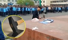 Học sinh Trung Quốc bị phạt tự lấy búa đập điện thoại vì xài trong lớp