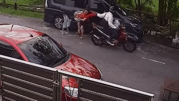 Người phụ nữ bị giật túi xách khi vừa xuống khỏi ôtô