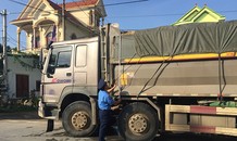 Tài xế cố thủ trên xe khi bị kiểm tra chở quá tải