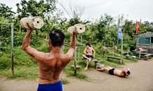 Bãi tập thể hình miễn phí view cực đẹp bên bờ sông Hồng