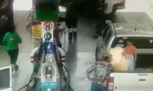 Vòi bơm xăng bất ngờ bắt lửa, nhiều người hoảng loạn tháo chạy