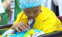 Người mẹ ung thư giai đoạn cuối lần đầu ôm con vào lòng