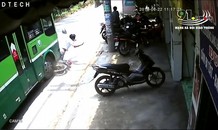 Clip: Bị xe buýt tông bay, nam thanh niên may mắn thoát chết