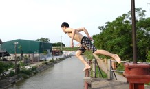 Thanh niên nhảy gần chục mét xuống tắm kênh thủy lợi ở Hà Nội