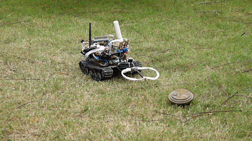 Học sinh cấp 3 Quảng Ninh chế tạo robot dò mìn