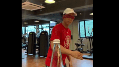 Chân Tử Đan chơi thử thách đá nắp chai gây 'sốt' mạng xã hội