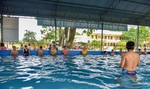 Chi hơn 7 tỷ đồng lắp đặt bể bơi thông minh, dạy miễn phí cho trẻ em