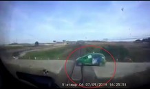 Hãi hùng giây phút tàu hỏa tông trúng taxi Mai Linh văng hàng chục mét