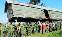 Bộ đội di dời hơn 100 căn nhà sàn giúp người dân Gia Lai
