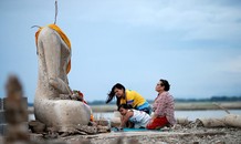 Nhờ hạn hán, ngôi đền 'hiện hình' sau 20 năm bị chôn vùi dưới nước