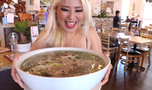 Cô gái một mình ăn hết tô phở khổng lồ trong hơn 20 phút