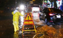 Phố cổ Hà Nội ngập sau cơn mưa lớn