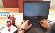 Sinh viên chế tạo máy vẽ tranh tự động