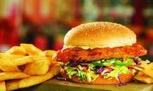 Ăn đồ ăn nhanh trong nhiều năm, cậu bé suýt bị mù và điếc
