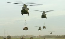 Trực thăng CH-47 Chinook phô diễn khả năng vận tải đáng gờm