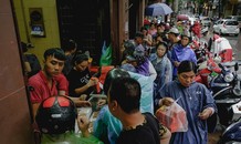 Người Hà Nội đội mưa xếp hàng rồng rắn mua bánh Trung thu