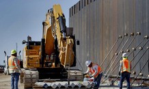 Những cột sắt 10 m đầu tiên trong 700 km tường biên giới của TT Trump