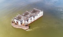Ngôi đền 700 năm đứng vững giữa lòng sông Trường Giang