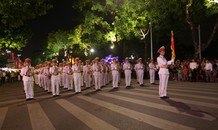 Hàng ngàn người dân Thủ đô náo nức xem chiến sỹ CAND biểu diễn kèn