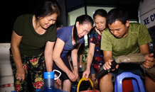 Người dân Hà Nội thức xuyên đêm chờ lấy nước sạch