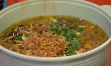 Bỏ nghề dược, chàng trai bán bánh canh 'khổng lồ'
