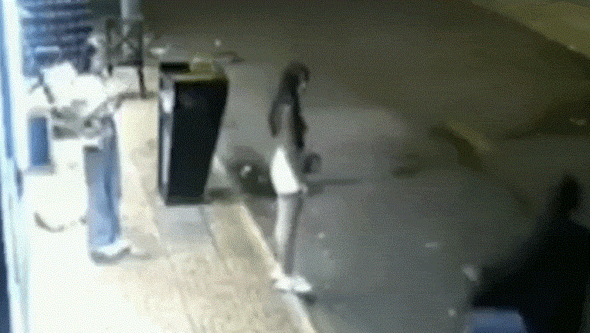 Cô gái ngã nhào khi bị giật túi xách