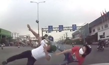 Cặp đôi vượt đèn đỏ bị ô tô đâm bay lên không trung