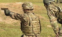 Lính Mỹ thử nghiệm siêu súng ngắn 'bách phát bách trúng' M17