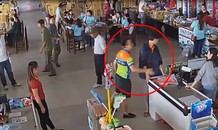 Nhân viên trạm dừng nghỉ bị đánh vì nhắc nhở cháu bé bóc gói xúc xích