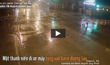 Xe máy tông thẳng vào rào chắn tàu hỏa, văng hàng chục mét trên đường