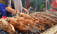 Tận thấy 'phố cá lóc nướng' ở Sài Gòn nhộn nhịp ngày vía Thần tài
