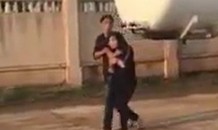 Cận cảnh cô gái bị kẻ nghi ngáo đá kề dao vào cổ kéo đi