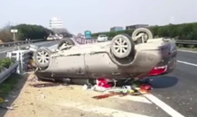 Ôtô 'vỡ tan đầu' khi tông thẳng rào chắn với tốc độ cao