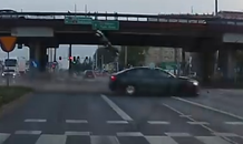 Xe vượt đèn đỏ đâm người lái môtô văng hàng chục mét tại giao lộ
