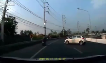 Ôtô mất lái khiến người đi xe máy 'vạ lây'