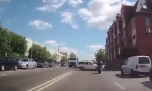 Đi tốc độ cao, môtô lao thẳng vào SUV đang sang đường