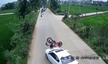 Ôtô đột ngột đánh lái sang làn ngược chiều khiến môtô 'vạ lây'