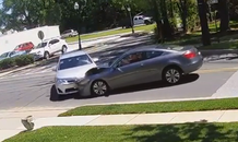 Honda Accord 'đấu đầu' Toyota Camry đang sang đường