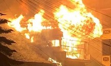 Cháy nhà ba tầng ở Sapa, du khách tháo chạy