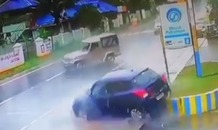 Ôtô mất lái tông nhau trên đường trơn trượt