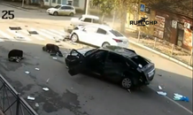 Lao qua ngã tư quá nhanh, ôtô bị hai sedan 'tra tấn'