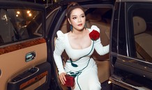 Lý Nhã Kỳ mặc đầm tôn ngực nóng bỏng, đi xe 40 tỷ đến sự kiện