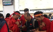 Cổ động viên ra sân bay tiễn U22 Việt Nam 'vinh quy bái tổ'