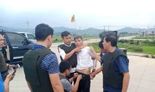 Mới nhất vụ ôm súng cố thủ trong xe bán tải: Một đối tượng ra đầu thú