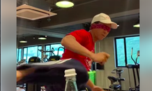 Cộng đồng mạng 'sục sôi' clip Chung Tử Đơn nâng độ khó thử thách đá nắp chai