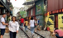 Cà phê đường tàu bị đề nghị khai tử, du khách vẫn đua nhau 'check in'