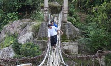 Vượt 'cầu treo tử thần' gọi từng học trò đến lớp
