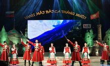 Vang mãi bài ca Tháng Mười