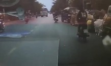 Đánh võng trên đường, ba nam thanh niên bị cuốn vào gầm xe bồn