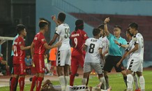 Cận cảnh màn ‘đấu võ’ giữa cầu thủ Hải Phòng và Đà Nẵng